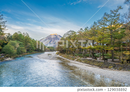 Beautiful autumn scenery of Kamikochi in Nagano Prefecture 129038892