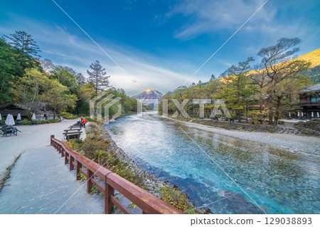 Beautiful autumn scenery of Kamikochi in Nagano Prefecture 129038893