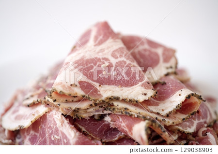 柔和的粉紅色與黑色香料邊框形成對比——華麗的客製化熏牛肉片 柔和的粉紅色與黑色香料邊框形成對比——華麗的客製化熏牛肉片 129038903