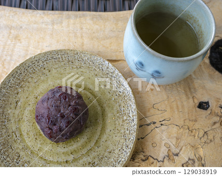 A moment of ohagi and tea A moment of ohagi and tea 129038919