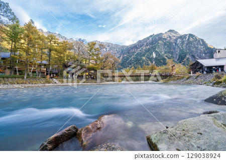Beautiful autumn scenery of Kamikochi in Nagano Prefecture Beautiful autumn scenery of Kamikochi in Nagano Prefecture 129038924