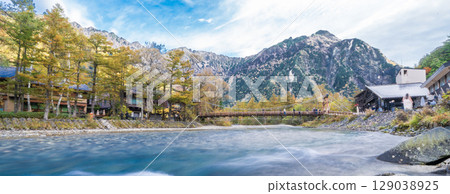 長野縣上高地美麗的秋日風景 129038925