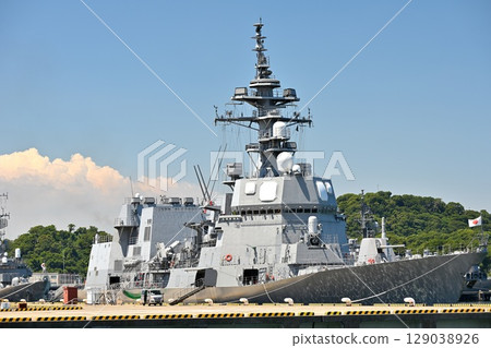 停泊在橫須賀半碼頭的驅逐艦「照月」號 129038926