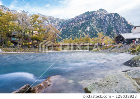 長野縣上高地美麗的秋日風景 129038928
