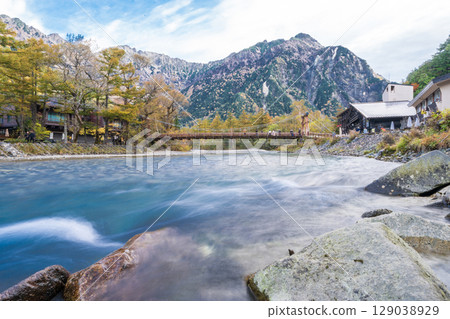 長野縣上高地美麗的秋日風景 129038929