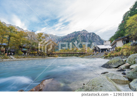 Beautiful autumn scenery of Kamikochi in Nagano Prefecture 129038931