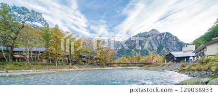 長野縣上高地美麗的秋日風景 129038933