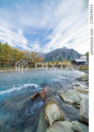 長野縣上高地美麗的秋日風景 129038935
