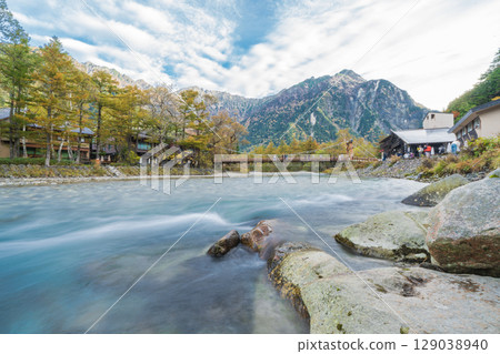 長野縣上高地美麗的秋日風景 129038940