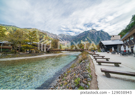 Beautiful autumn scenery of Kamikochi in Nagano Prefecture Beautiful autumn scenery of Kamikochi in Nagano Prefecture 129038943