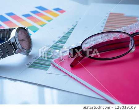 桌上的圖表、筆記本、眼鏡和手錶 桌上的圖表、筆記本、眼鏡和手錶 129039109