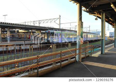 停靠函館站的本地列車和函館線 停靠函館站的本地列車和函館線 129039276