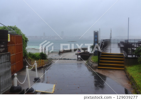 Sarushima Port in bad weather (Yokosuka City, Kanagawa Prefecture) 129039277