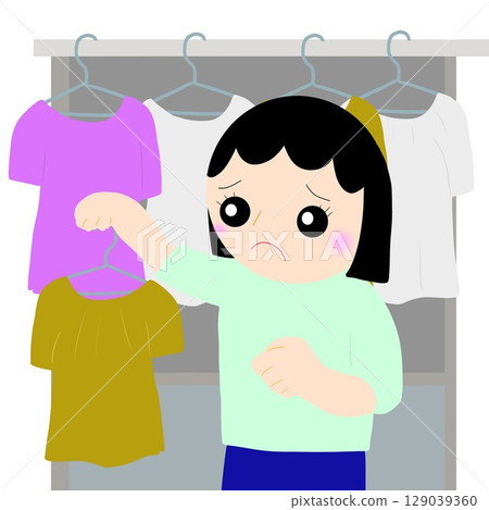一位女士在室內晾曬衣物時遇到困難 129039360