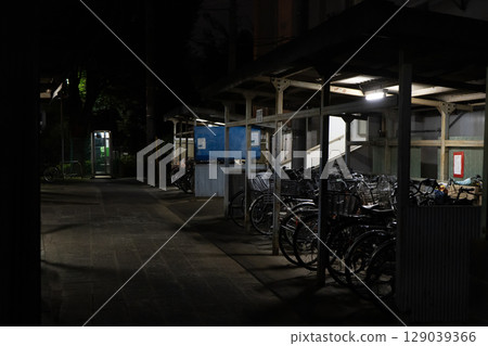 夜間住宅小區的自行車停車處 129039366