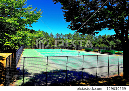 完美的夏日郊遊：廣場風景和道路 129039369