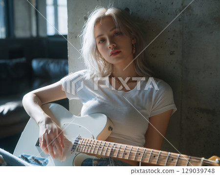 拿著吉他的女人的肖像 129039748