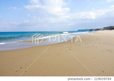 A deserted autumn beach in the San'in region, with the scent of the sea and the Sea of Japan 129039784