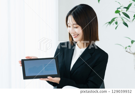 顯示片劑的女商人 顯示片劑的女商人 129039932