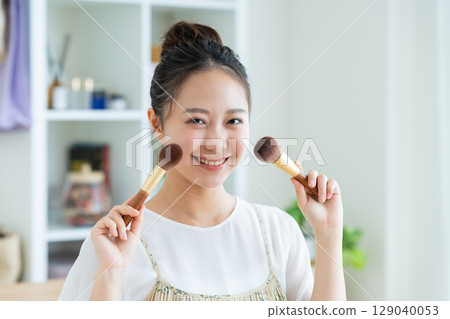 有化妝刷的年輕女子 129040053