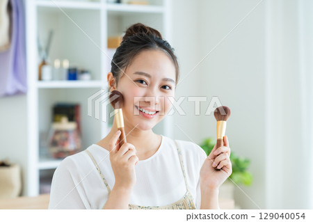 有化妝刷的年輕女子 有化妝刷的年輕女子 129040054