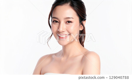 白色背景下的年輕女子皮膚護理美容 129040788