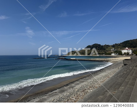 Blue sky and white waves on the beach 129040888