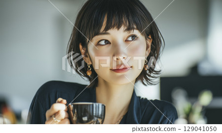 休息時間,女人用杯子喝水 休息時間,女人用杯子喝水 129041050