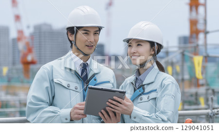 男女商人在建築工地看平板電腦 男女商人在建築工地看平板電腦 129041051