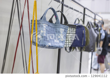 Shoulder bags, tote bags, display, sale 129041112