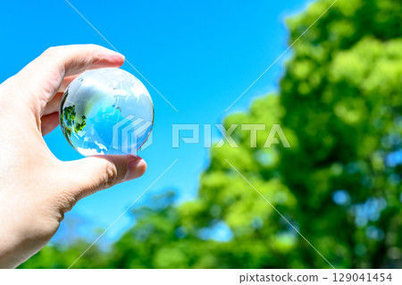 把大地託在美麗的藍天和清新的綠色上 129041454