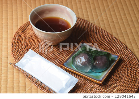 Maccha set Japanese sweets Kashiwamochi (oak leaf mochi) and matcha tea Japanese style sweets set (Japanese sweets set) Maccha set Japanese sweets Kashiwamochi (oak leaf mochi) and matcha tea Japanese style sweets set (Japanese sweets set) 129041642