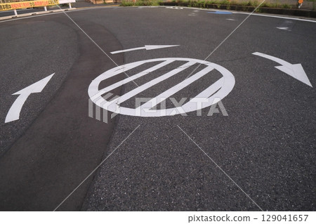 U-turn indication on dead-end roads U-turn indication on dead-end roads 129041657