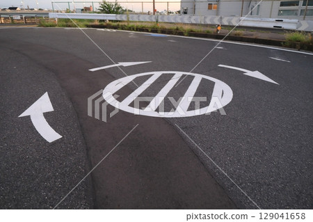 死胡同上的掉頭指示 死胡同上的掉頭指示 129041658