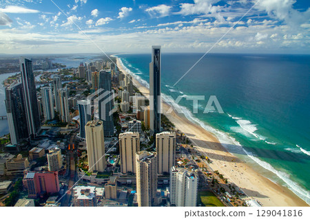 從澳洲昆士蘭黃金海岸的 SkyPoint 觀景台欣賞摩天大樓和海灘 129041816