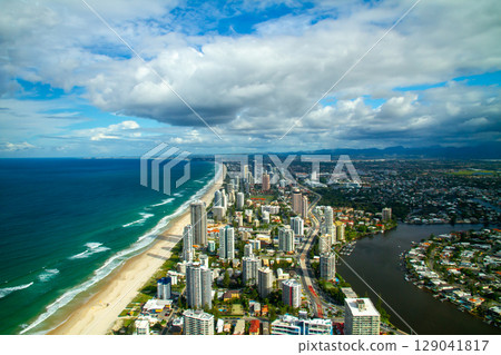 從澳洲昆士蘭黃金海岸的 SkyPoint 觀景台欣賞摩天大樓和海灘 129041817