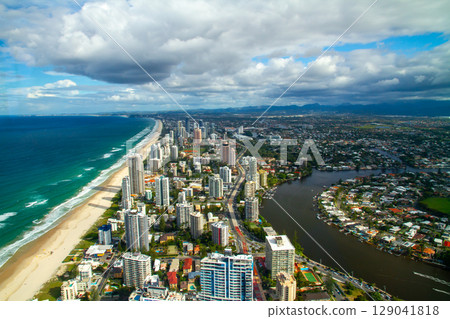 從澳洲昆士蘭黃金海岸的 SkyPoint 觀景台欣賞摩天大樓和海灘 從澳洲昆士蘭黃金海岸的 SkyPoint 觀景台欣賞摩天大樓和海灘 129041818