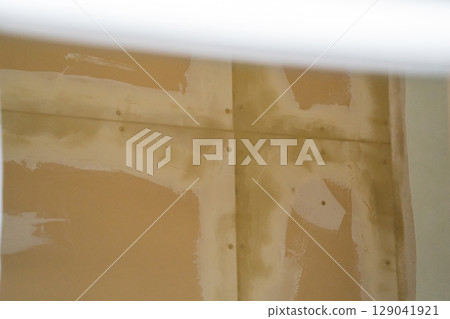 貼壁紙前石膏板的膩子處理 貼壁紙前石膏板的膩子處理 129041921