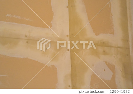Putty treatment of plasterboard before applying wallpaper Putty treatment of plasterboard before applying wallpaper 129041922