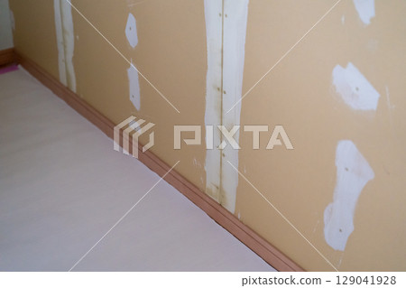 貼壁紙前石膏板的膩子處理 129041928