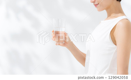 一個女人用礦泉水 一個女人用礦泉水 129042058