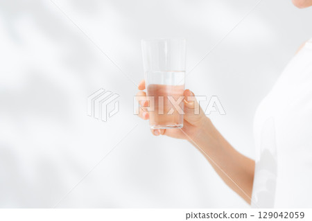 一個女人用礦泉水 一個女人用礦泉水 129042059