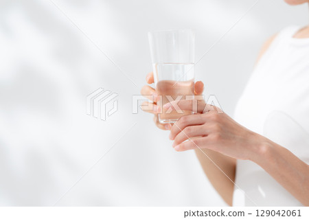 一個女人用礦泉水 一個女人用礦泉水 129042061