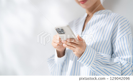 Woman, smartphone, smartphone, hand Woman, smartphone, smartphone, hand 129042096