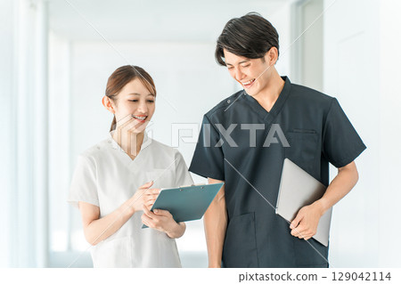 穿著工作服的醫護人員、醫護人員、男醫師和穿白大褂的女護士 129042114