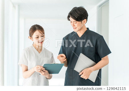 穿著工作服的醫護人員、醫護人員、男醫師和穿白大褂的女護士 129042115