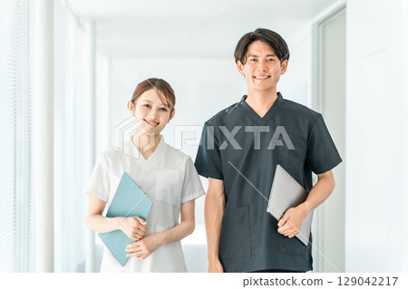 穿著工作服的醫護人員、醫護人員、男醫師和穿白大褂的女護士 穿著工作服的醫護人員、醫護人員、男醫師和穿白大褂的女護士 129042217