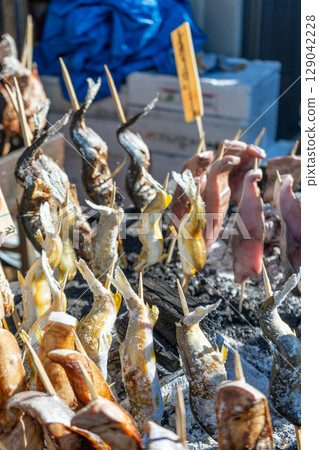 魚市上販售的烤魚串 魚市上販售的烤魚串 129042228