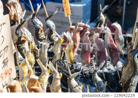 魚市上販售的烤魚串 129042229