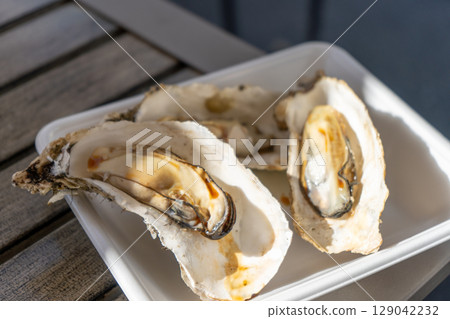 Delicious grilled oysters 129042232